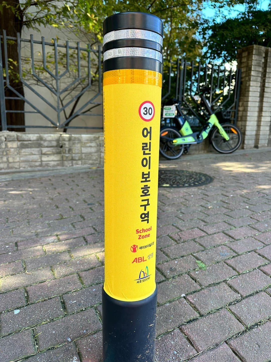 어린이보호구역 볼라드에 부착한 노란 직물시트