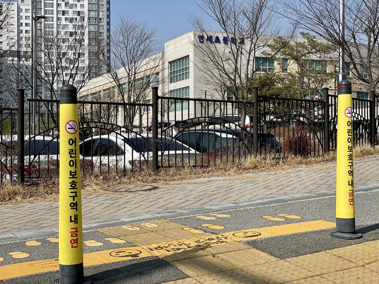 초등학교 앞 볼라드에 금연 안내 직물시트를 부착한 통학로