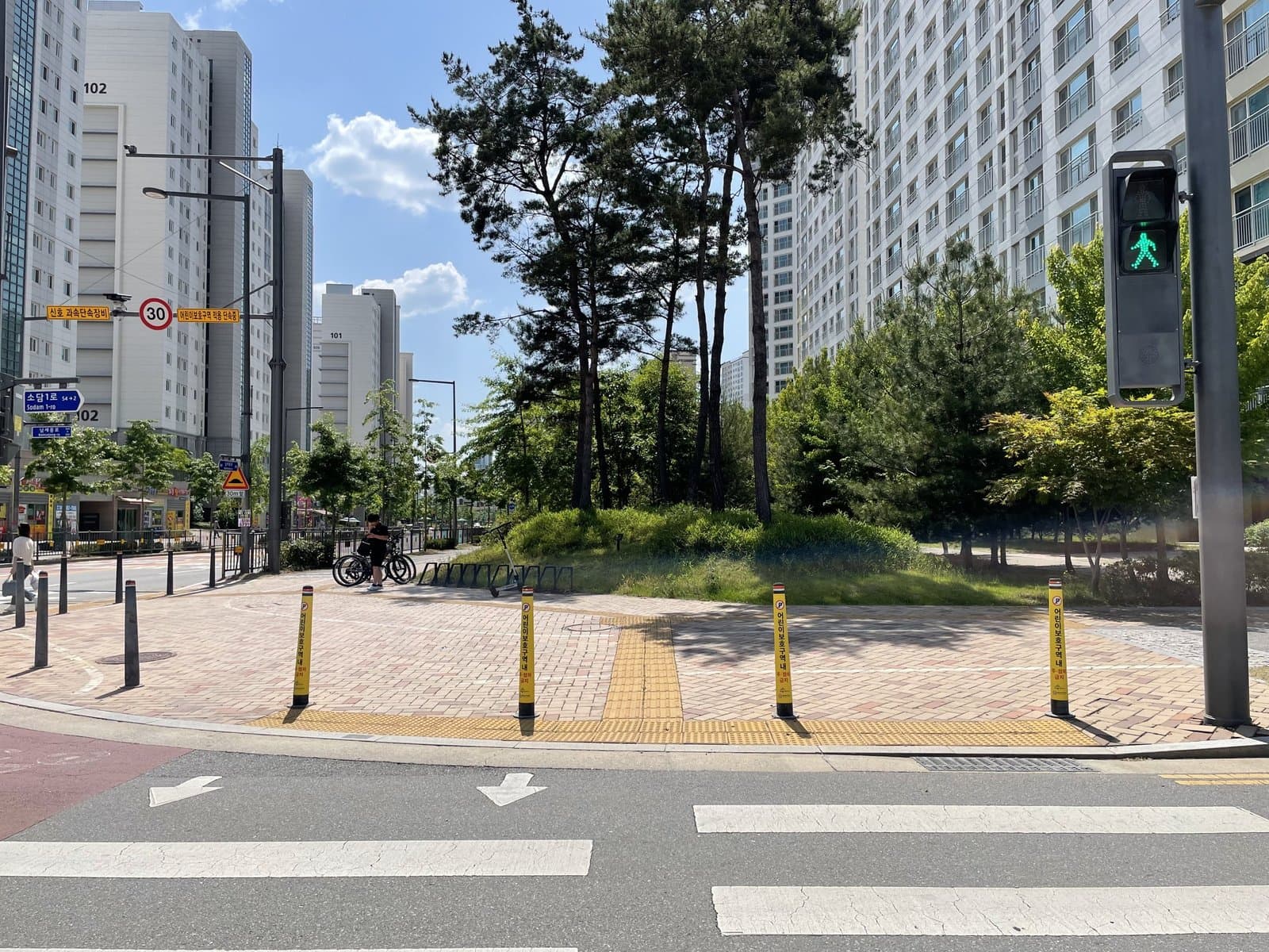 초등학교 앞 통학로 노란볼라드 설치 현장